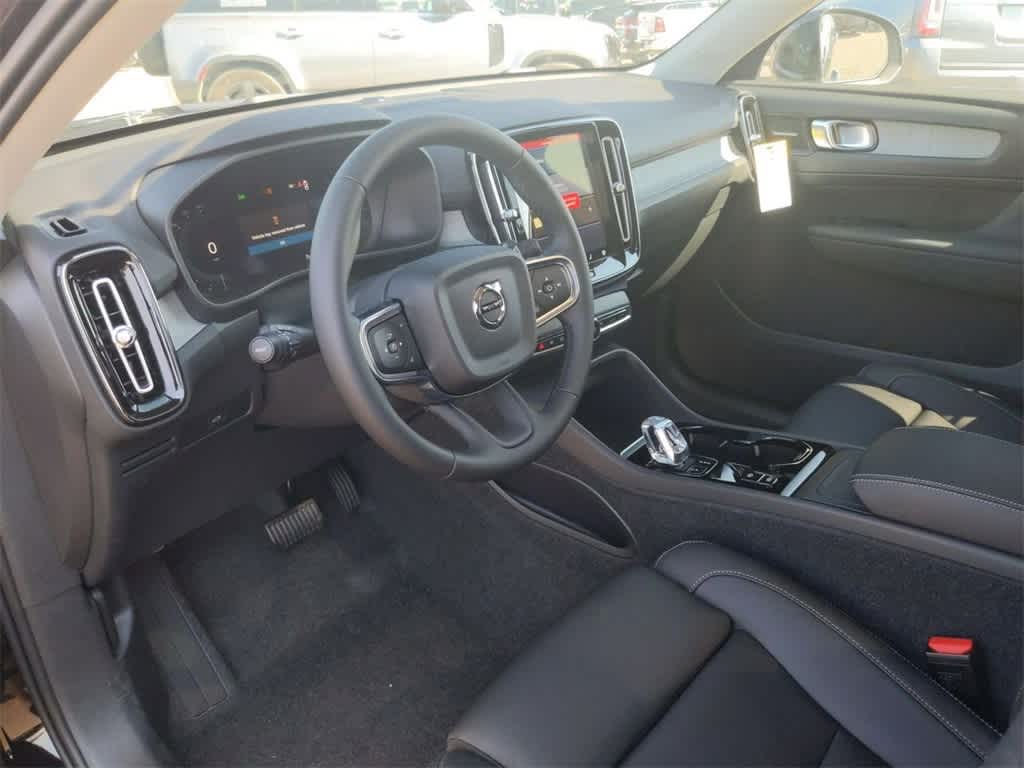 Thumbnail: 2025 Volvo XC40 - 2