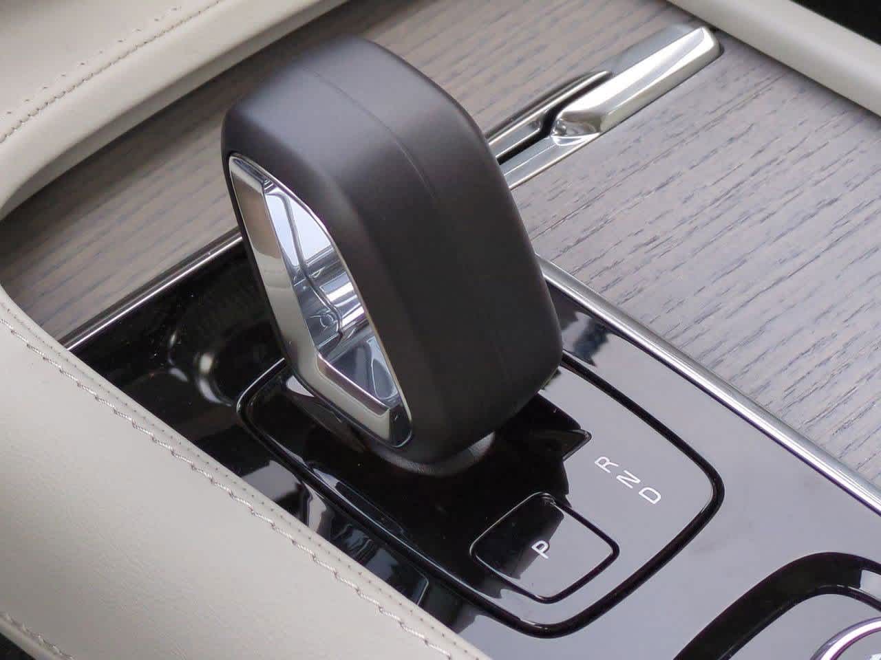 2025 Volvo XC90 T8 Plus 32