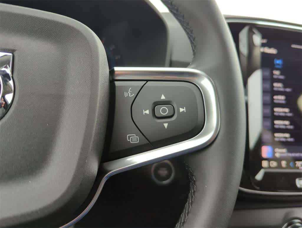 Thumbnail: 2025 Volvo XC40 - 23