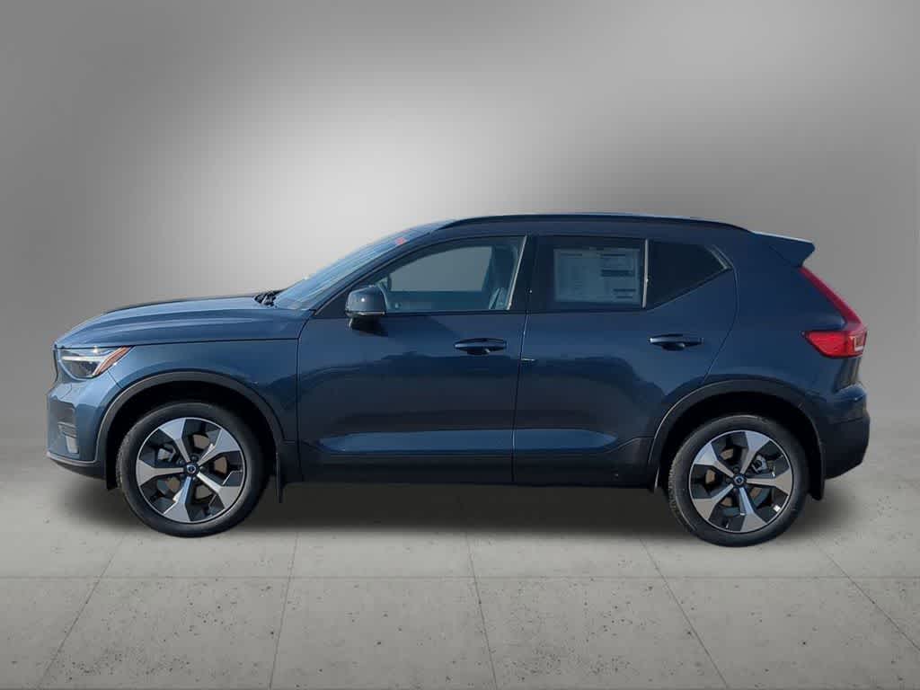 Thumbnail: 2026 Volvo XC40 - 3