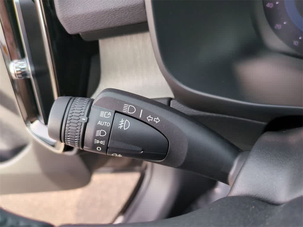 Thumbnail: 2023 Volvo XC40 - 19