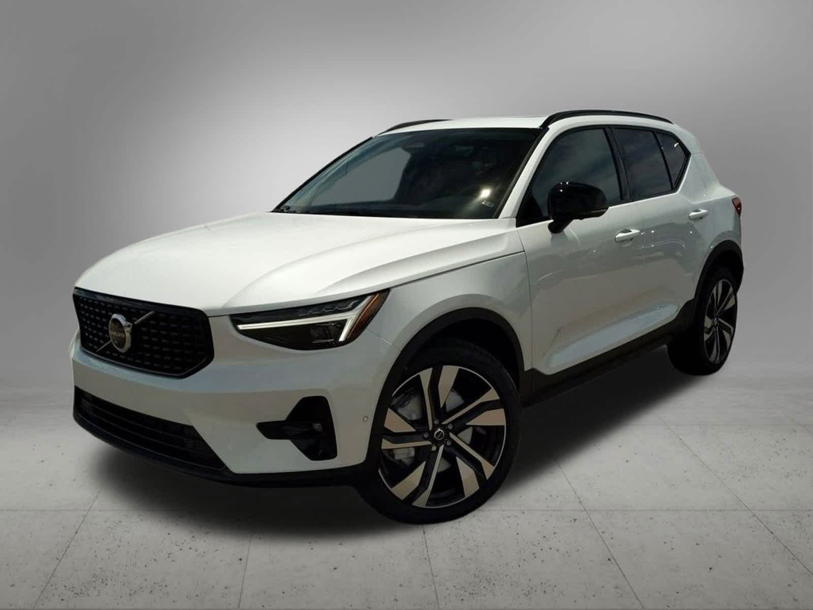 2025 Volvo XC40 B5 Plus -
                Troy, MI