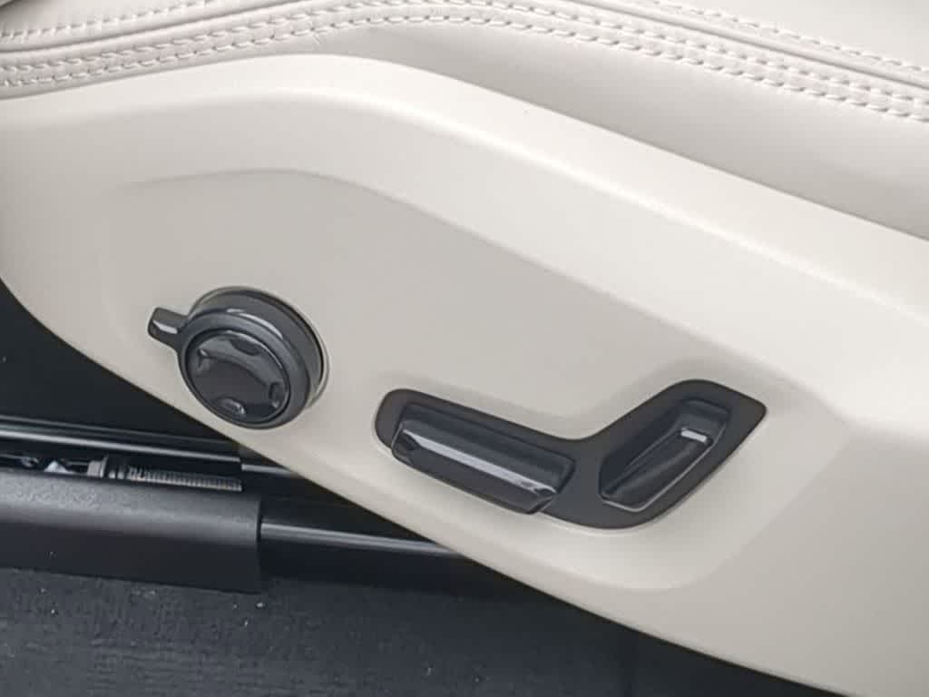 Thumbnail: 2026 Volvo XC60 - 16