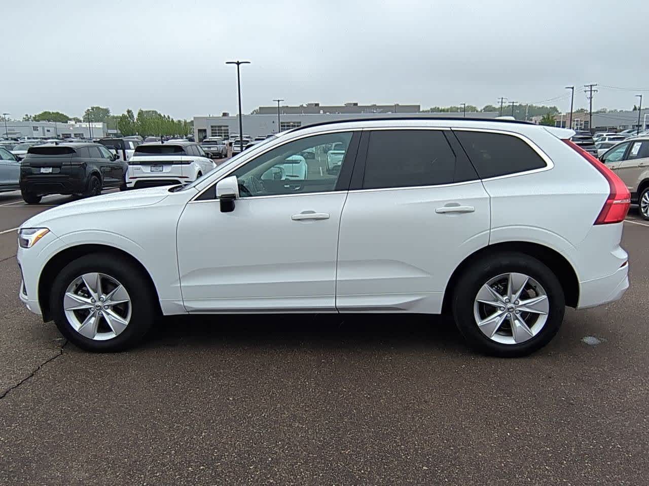 2022 Volvo XC60 B5 Momentum photo 3
