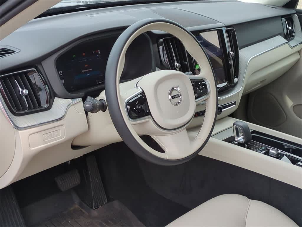 2025 Volvo XC60 Hybrid T8 Plus photo 2