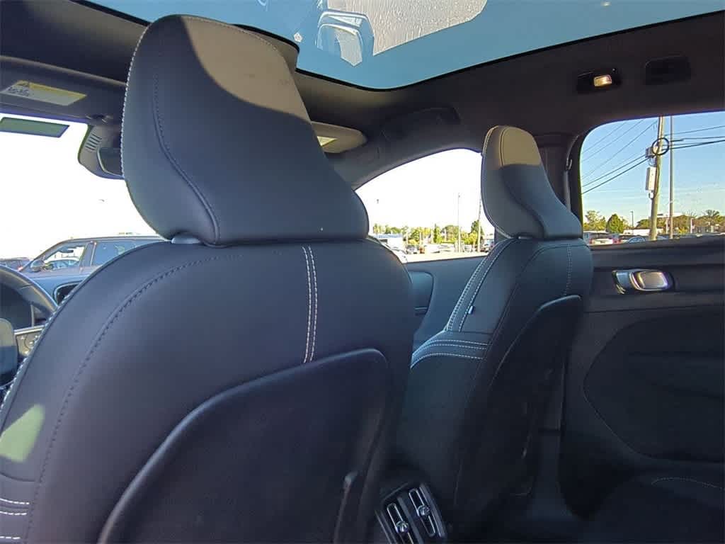 Thumbnail: 2022 Volvo C40 - 16