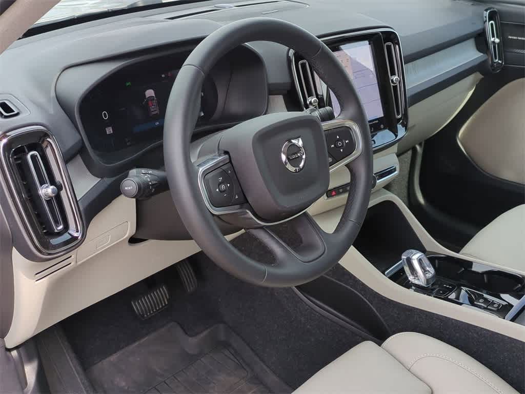Thumbnail: 2025 Volvo XC40 - 2