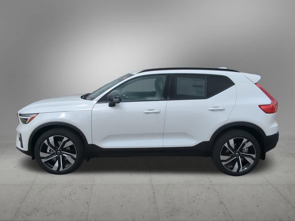 Thumbnail: 2026 Volvo XC40 - 3