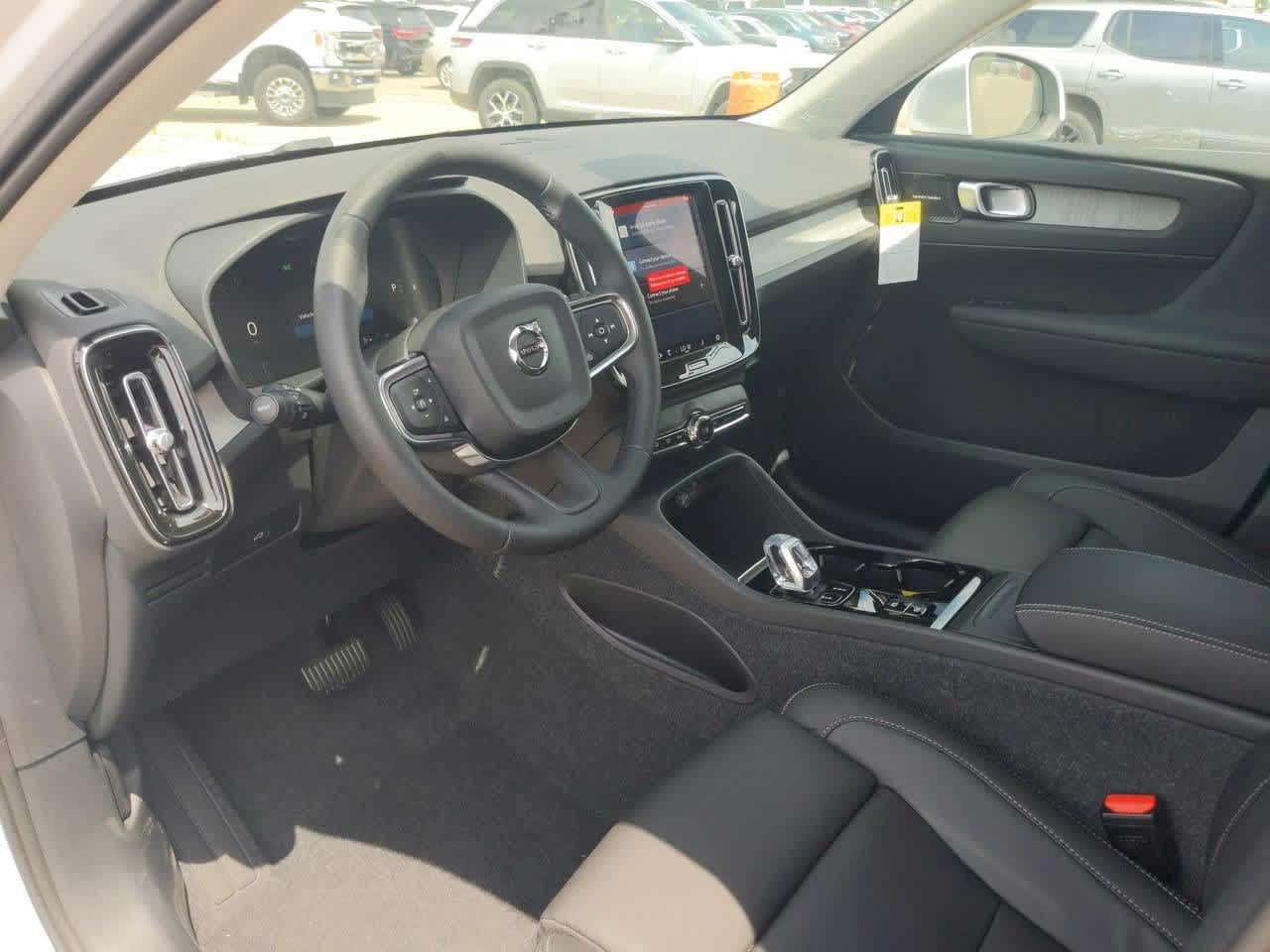 2025 Volvo XC40 Plus photo 2