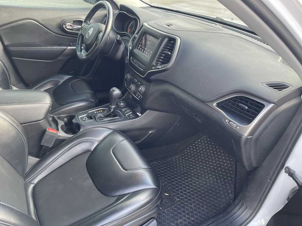 Thumbnail: 2020 Jeep Cherokee - 20