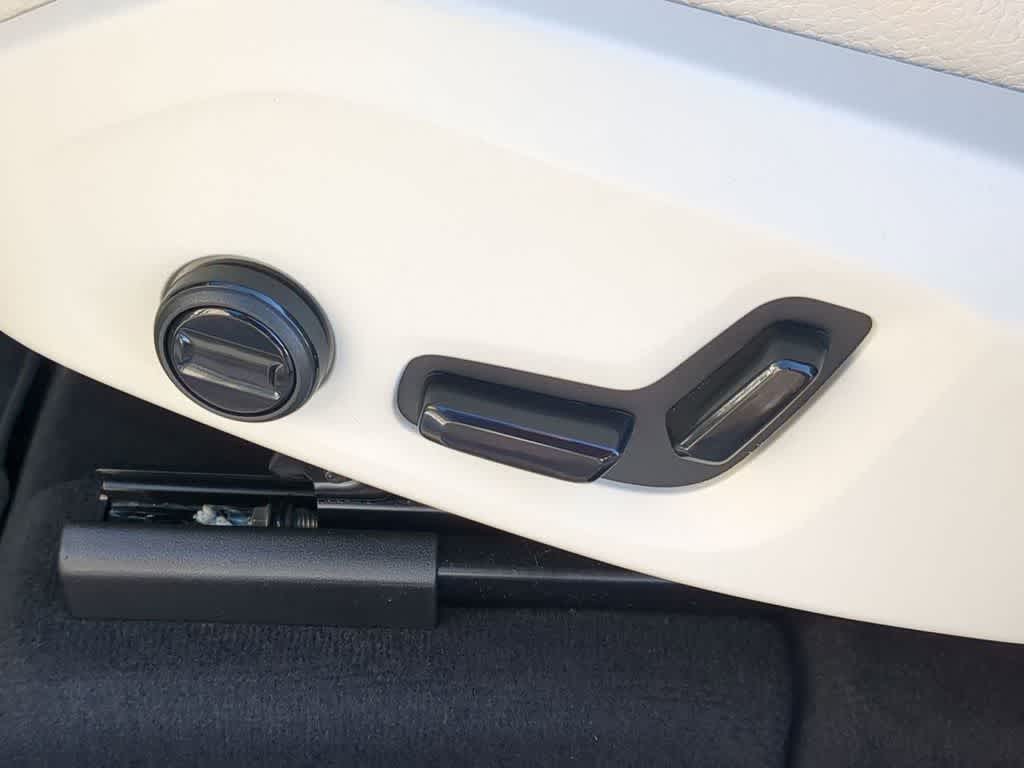 Thumbnail: 2025 Volvo XC60 - 16