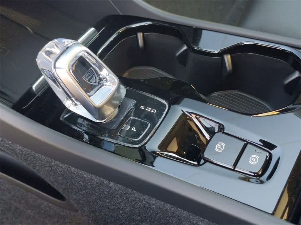 Thumbnail: 2025 Volvo XC40 - 23