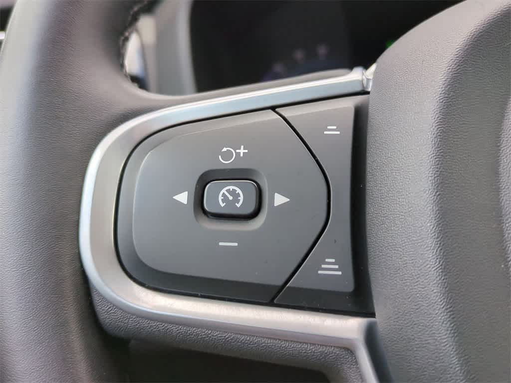 Thumbnail: 2022 Volvo XC60 - 24