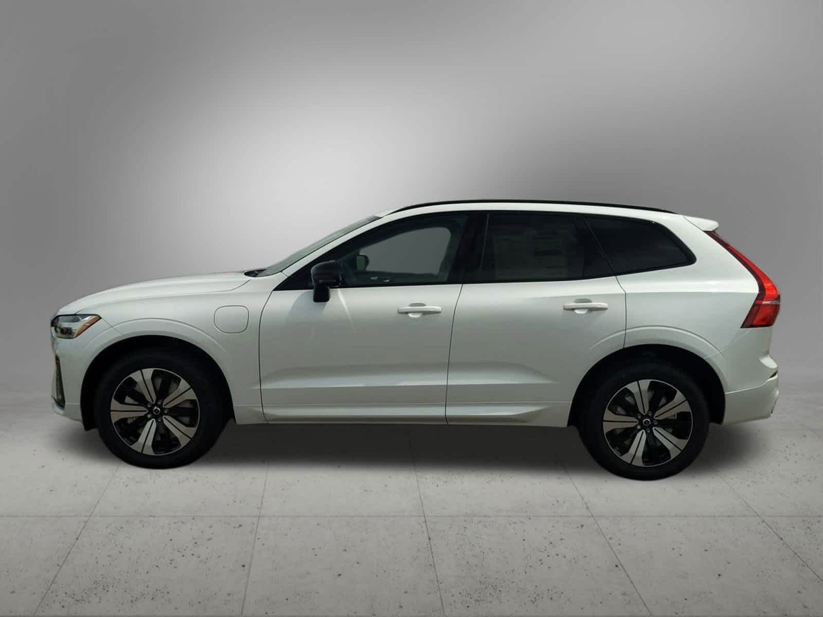 2025 Volvo XC60 Hybrid T8 Core photo 3
