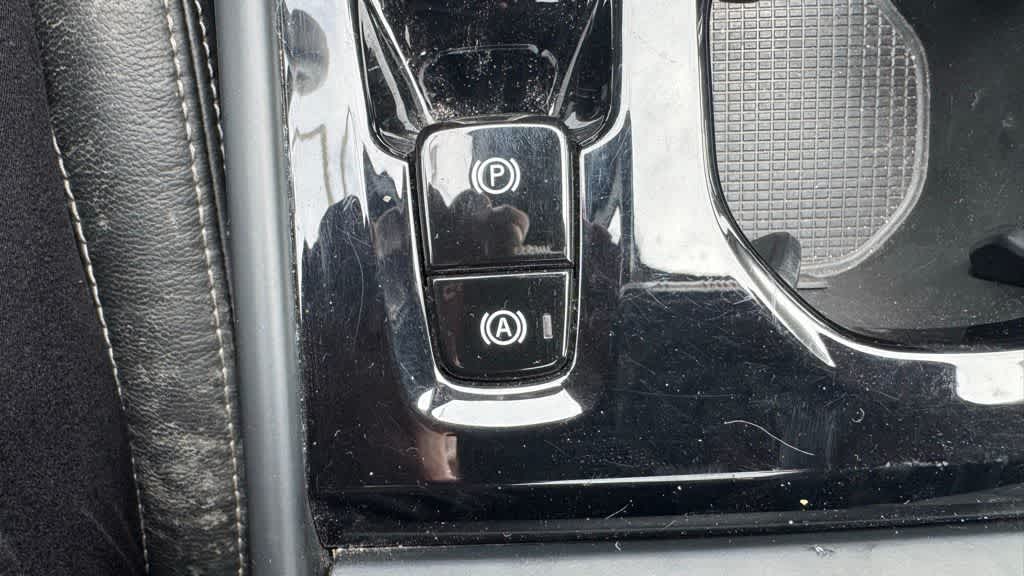 Thumbnail: 2023 Volvo XC40 - 23