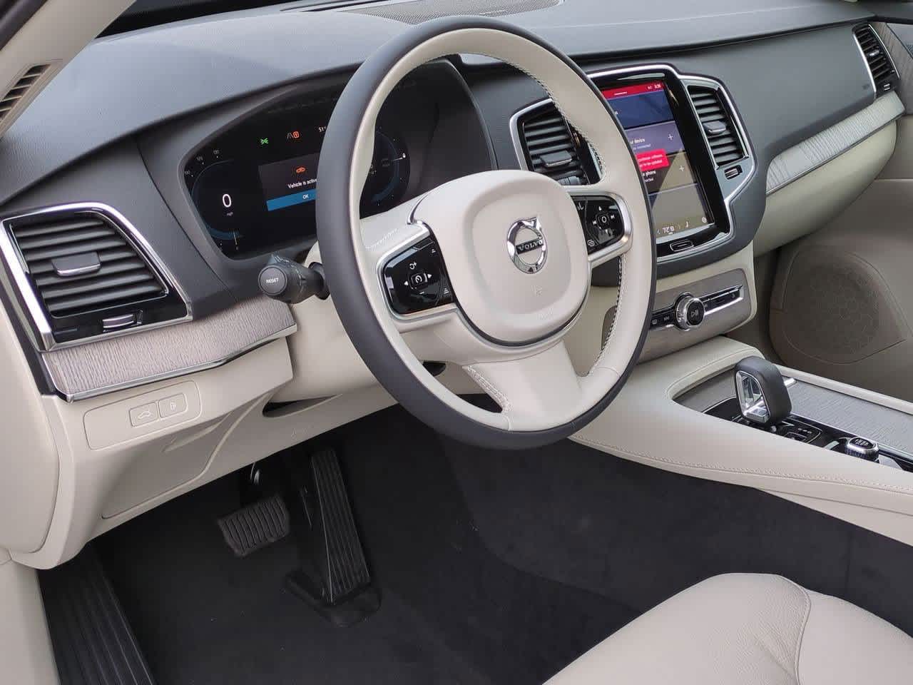 2025 Volvo XC90 T8 Plus 2