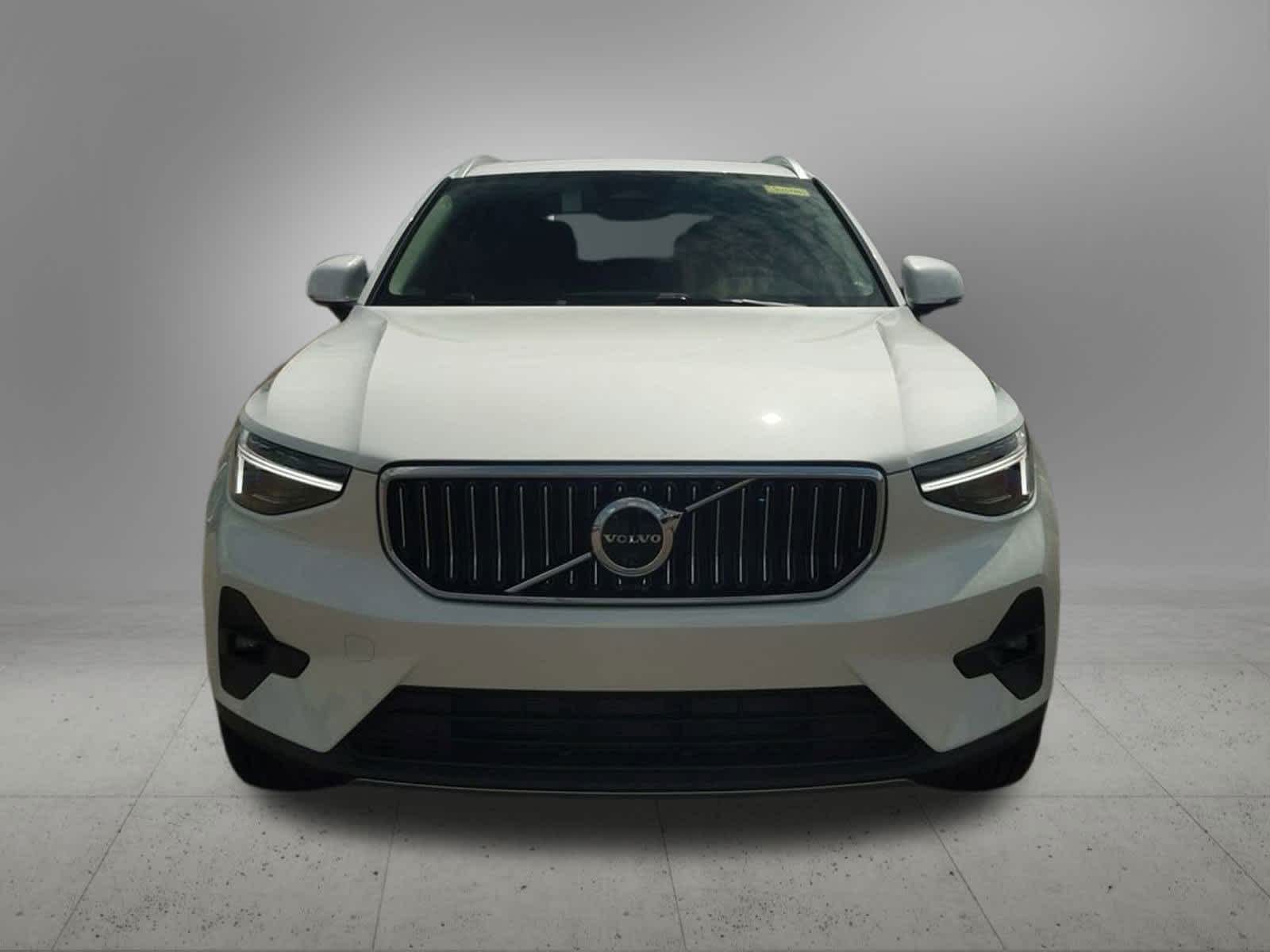 Thumbnail: 2025 Volvo XC40 - 9