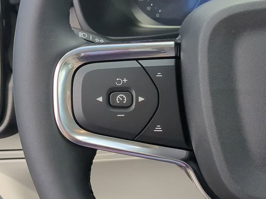 Thumbnail: 2026 Volvo XC40 - 22