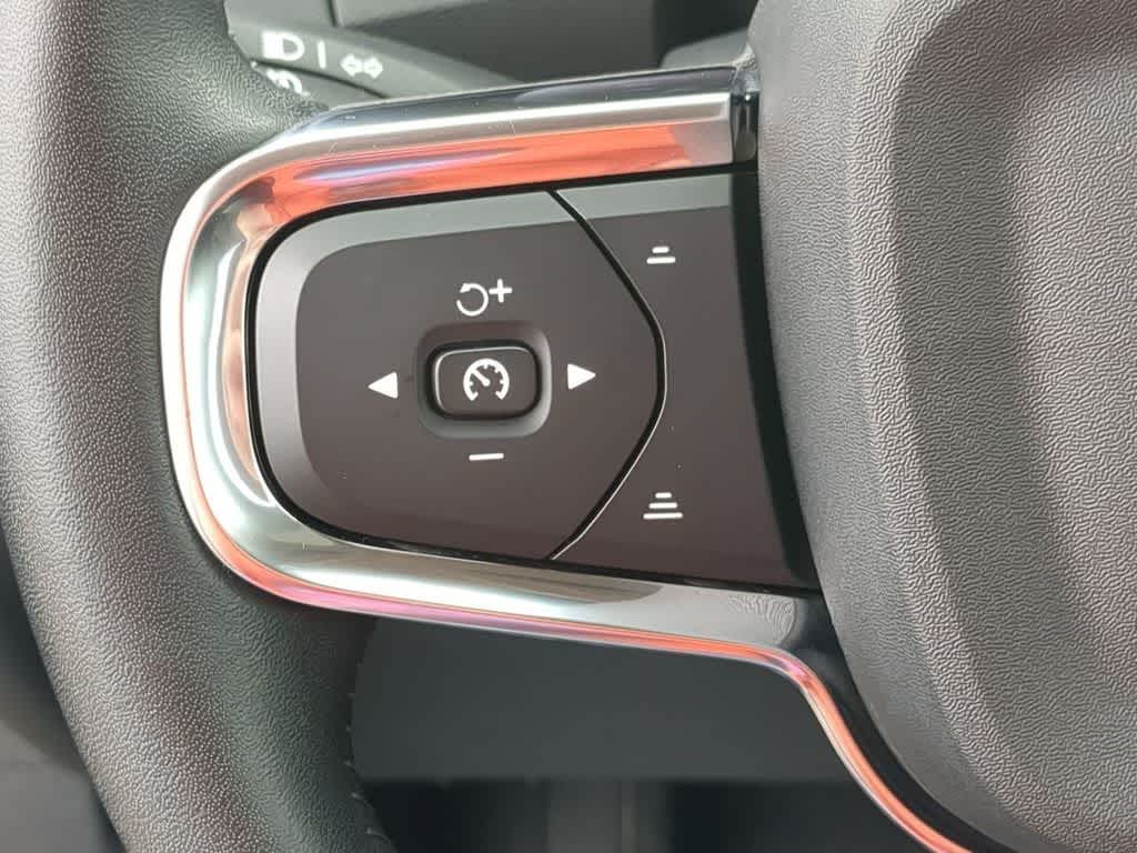 Thumbnail: 2021 Volvo XC40 - 22