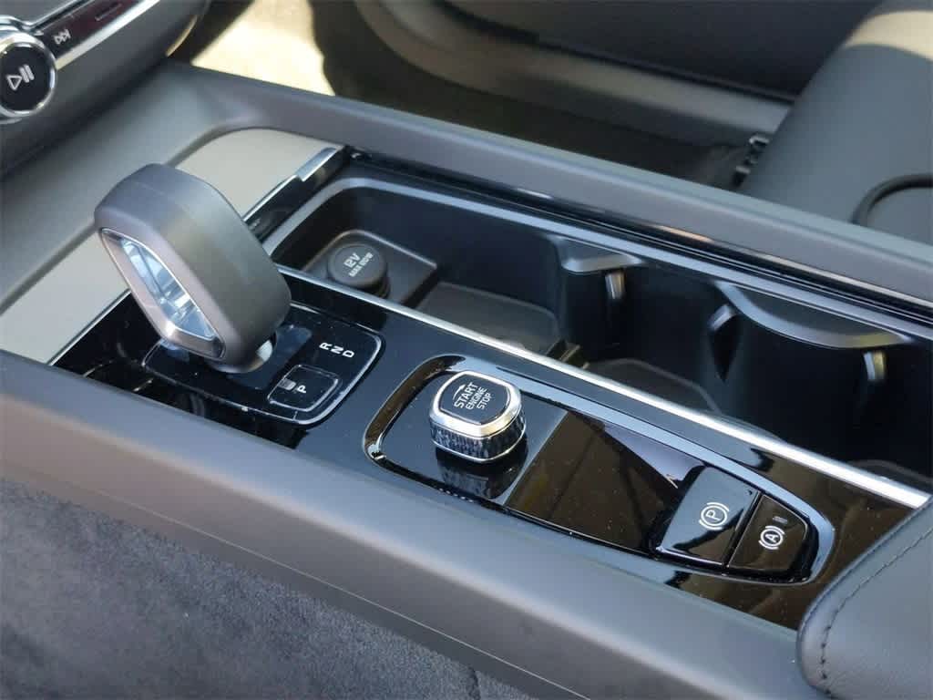Thumbnail: 2025 Volvo XC60 - 23