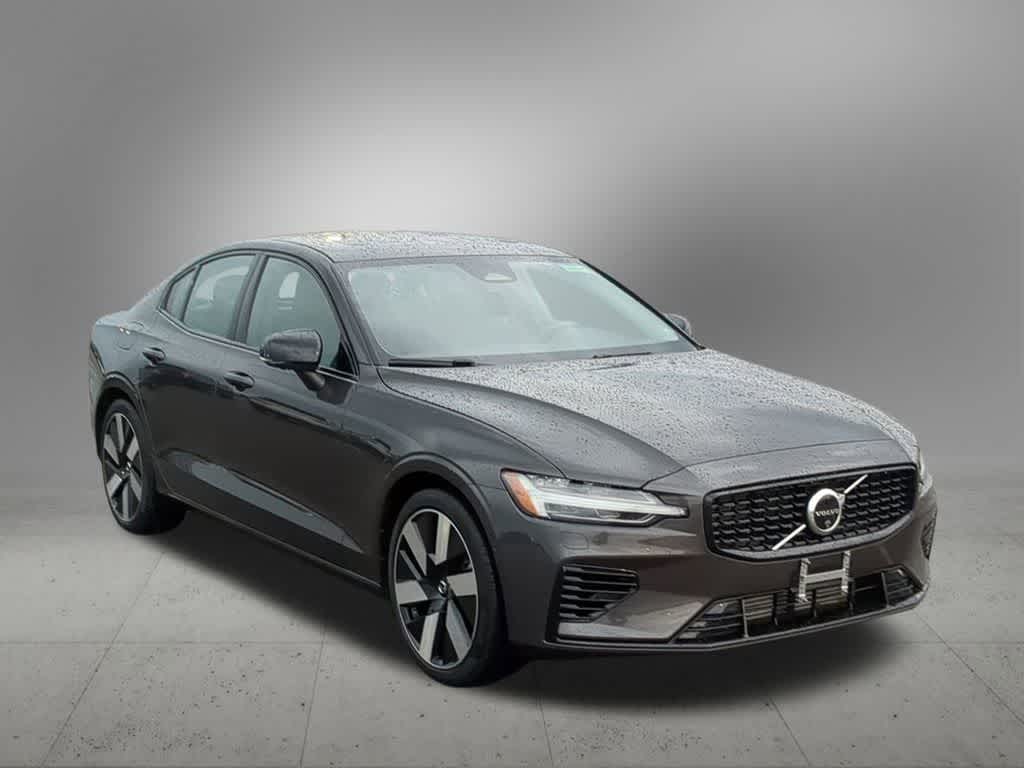 Thumbnail: 2025 Volvo S60 - 8