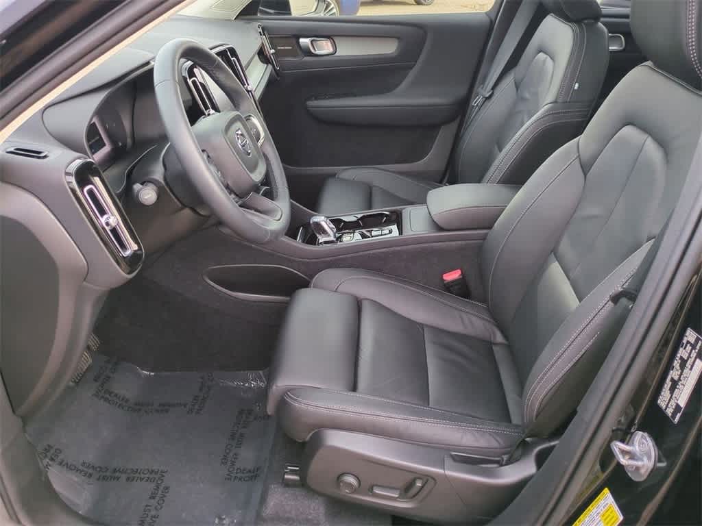 Thumbnail: 2023 Volvo XC40 - 8