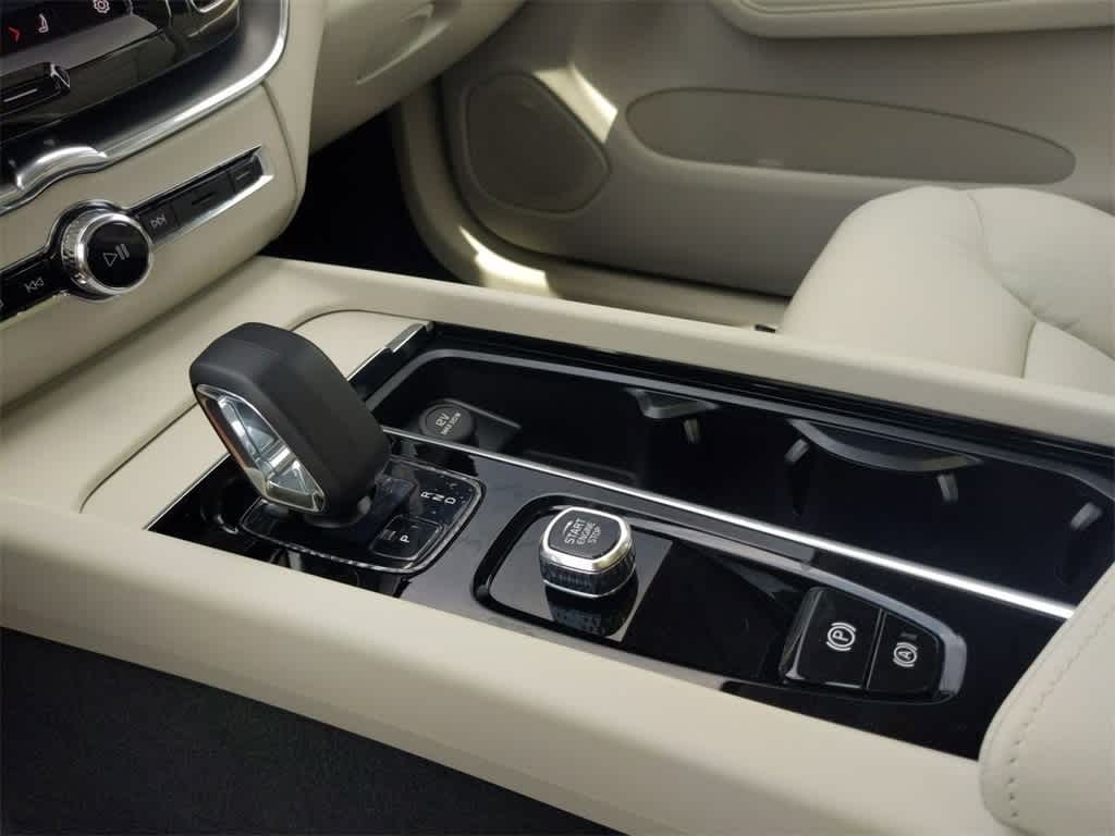 Thumbnail: 2025 Volvo XC60 - 23