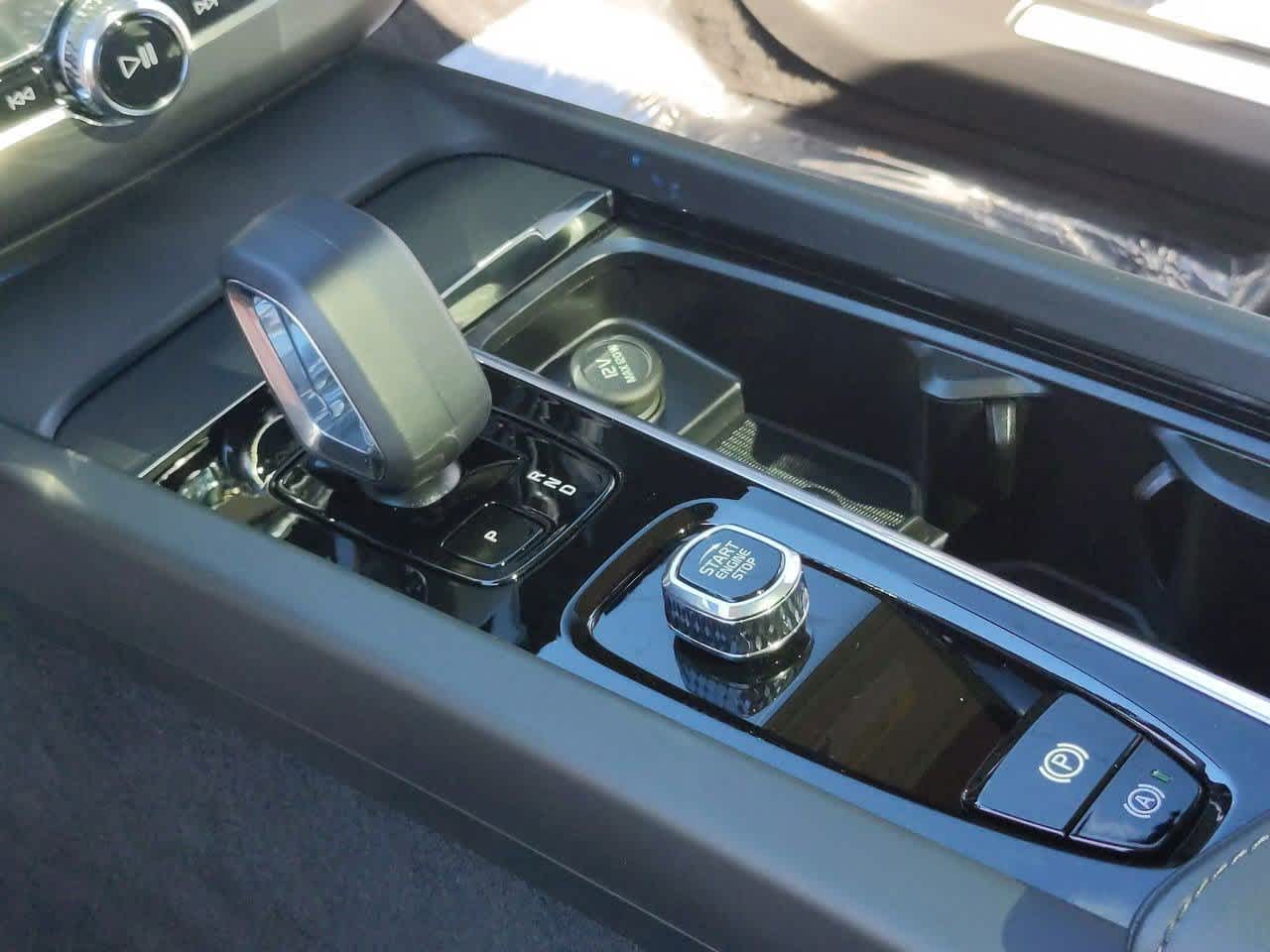 Thumbnail: 2025 Volvo XC60 - 24