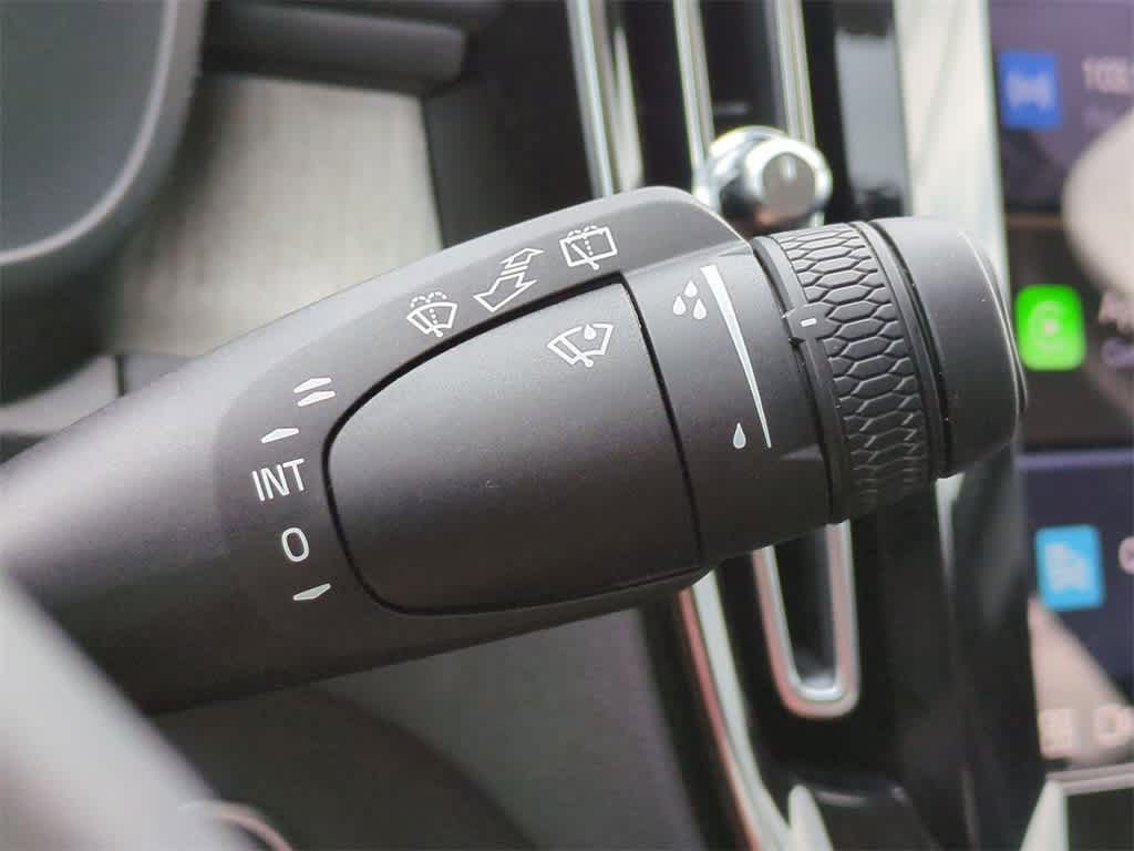 Thumbnail: 2025 Volvo XC40 - 25