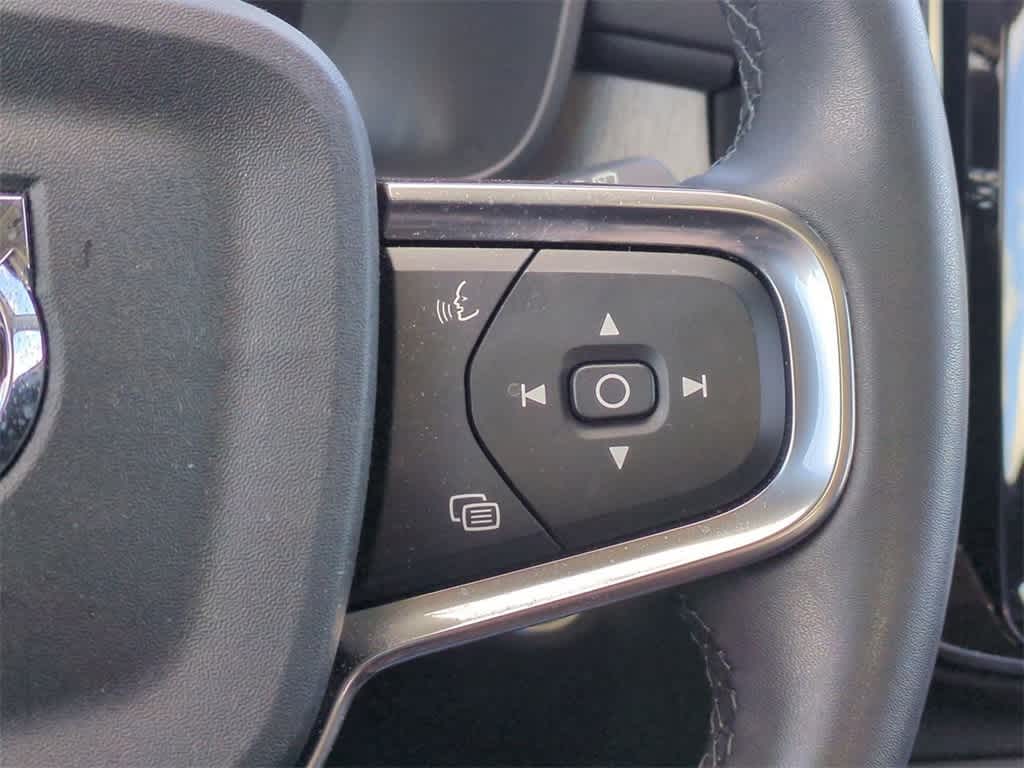 Thumbnail: 2023 Volvo XC40 - 25