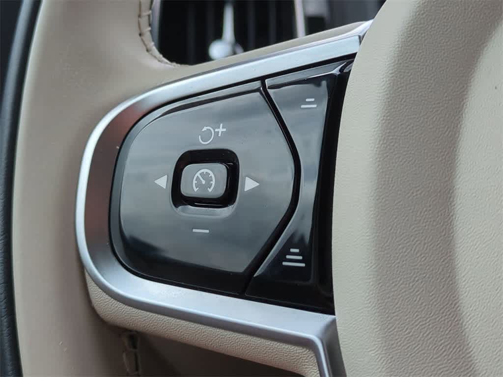 Thumbnail: 2025 Volvo XC60 - 24