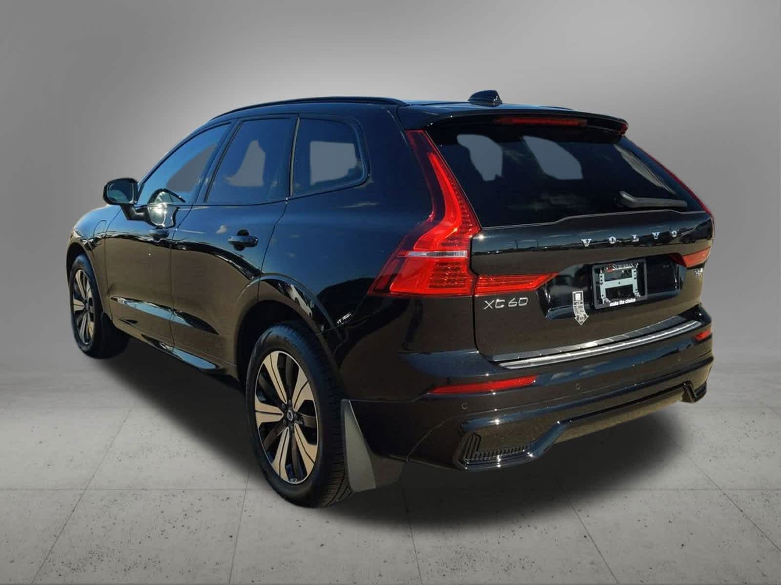 2025 Volvo XC60 Hybrid T8 Core photo 3