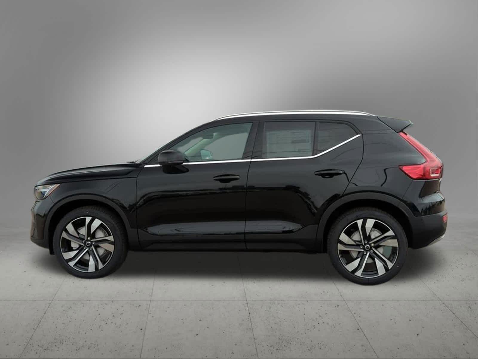 Thumbnail: 2025 Volvo XC40 - 3
