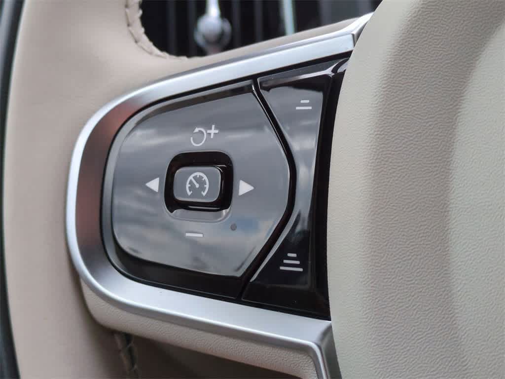 Thumbnail: 2025 Volvo XC60 - 23