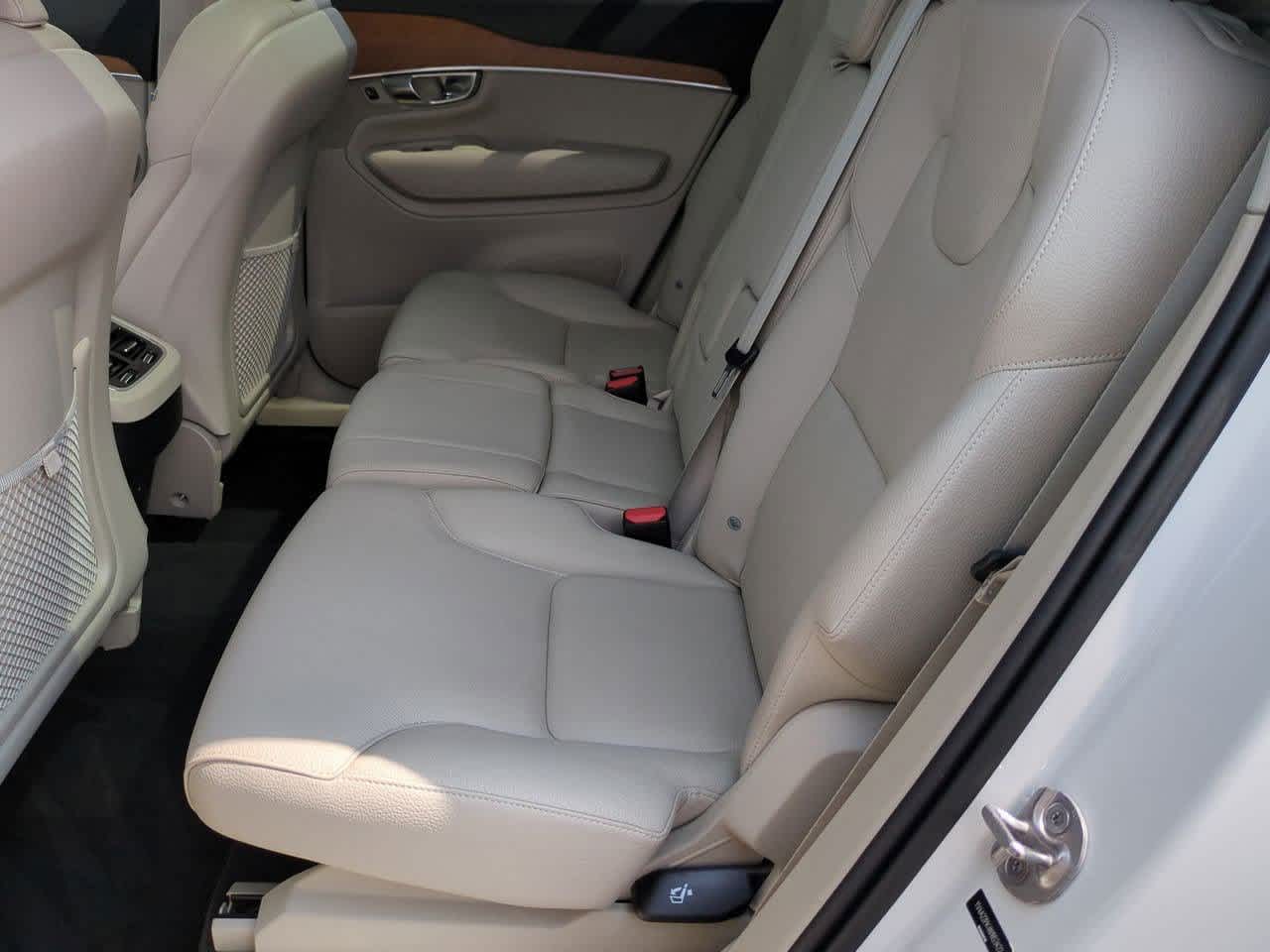 2022 Volvo XC90 T6 Momentum 18