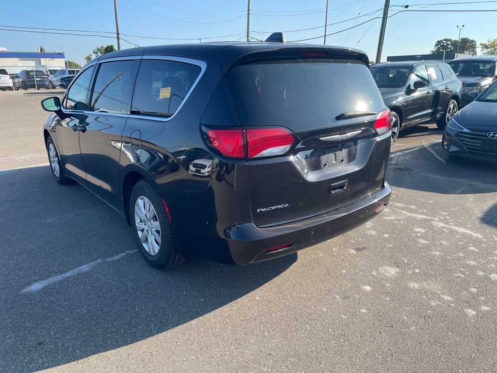 Thumbnail: 2018 Chrysler Pacifica - 3