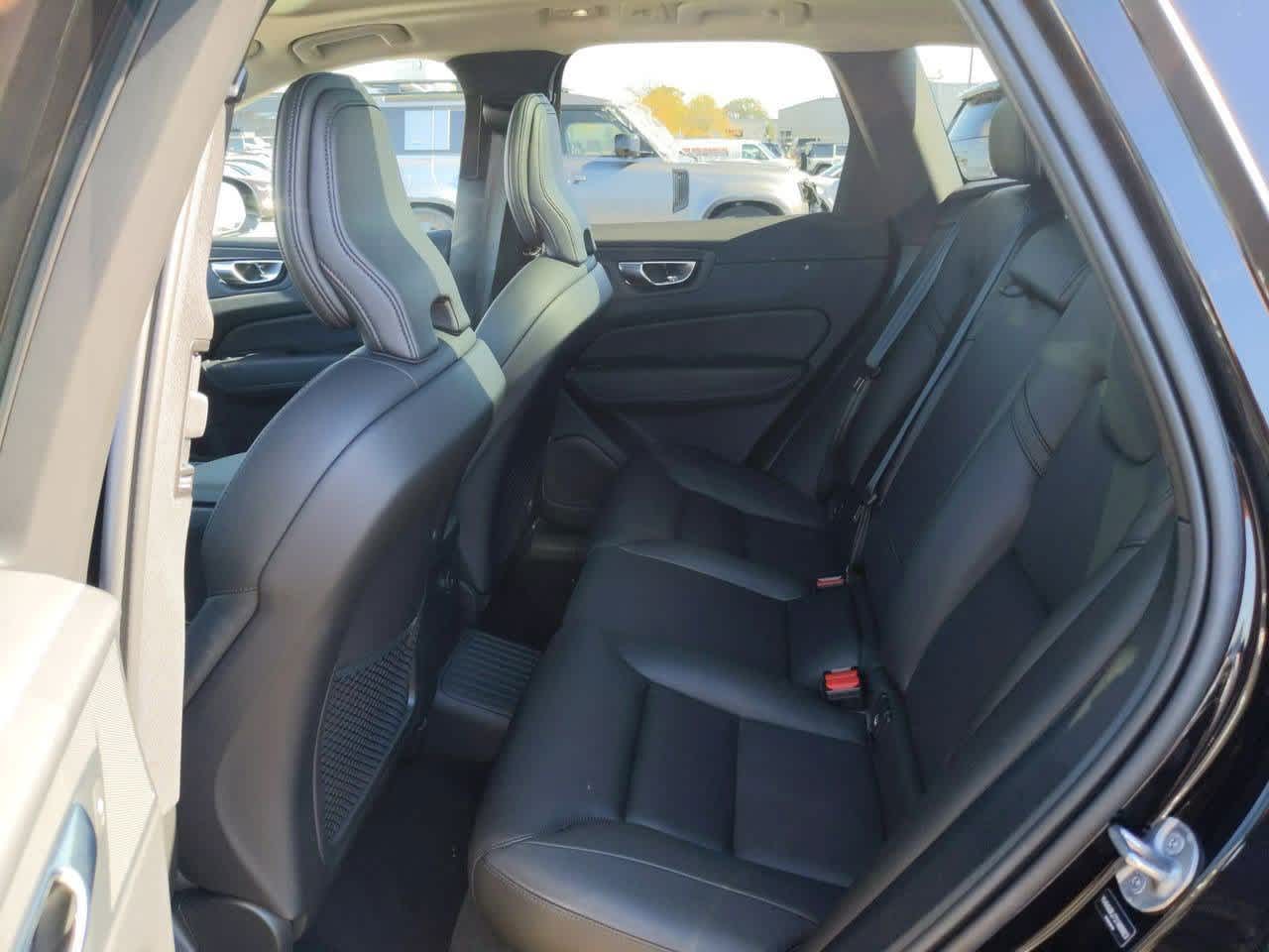 Thumbnail: 2025 Volvo XC60 - 17