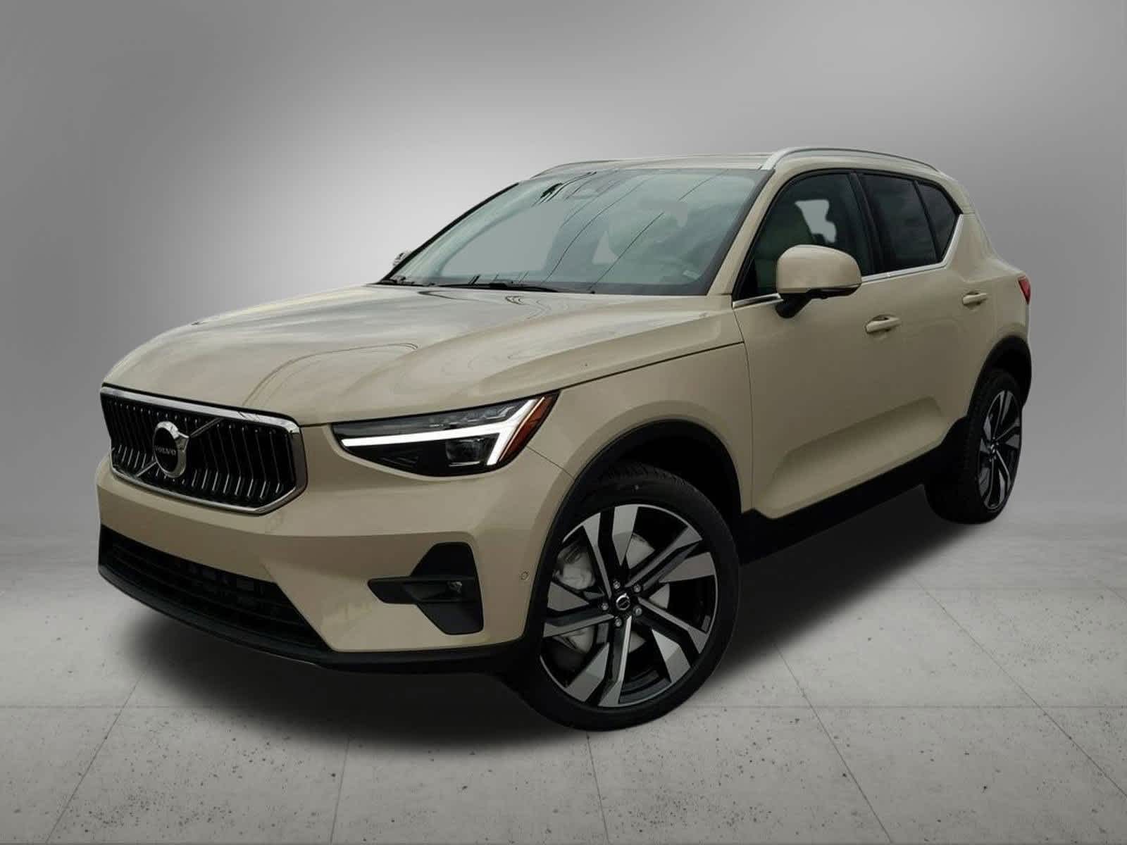 2025 Volvo XC40 B5 Plus -
                Troy, MI