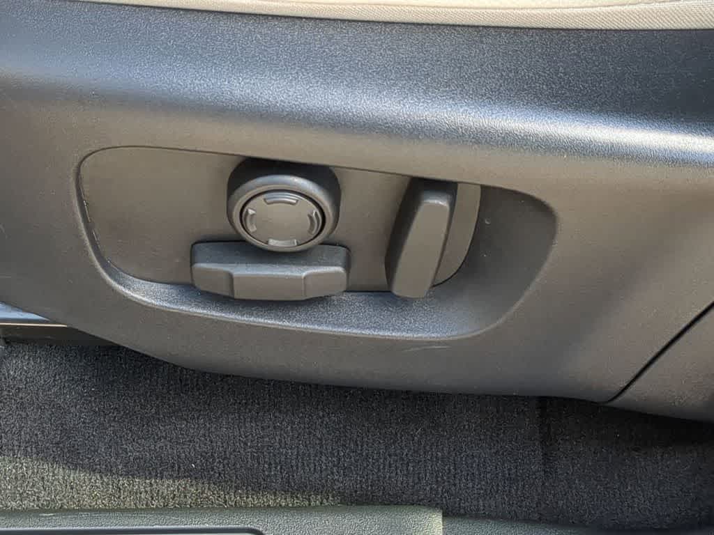 Thumbnail: 2024 Land Rover Discovery Sport - 16