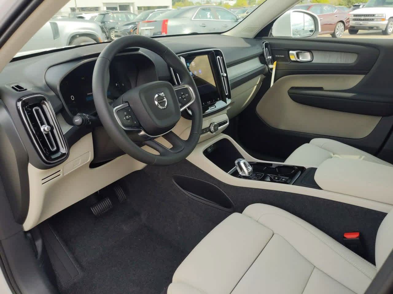 Thumbnail: 2025 Volvo XC40 - 2