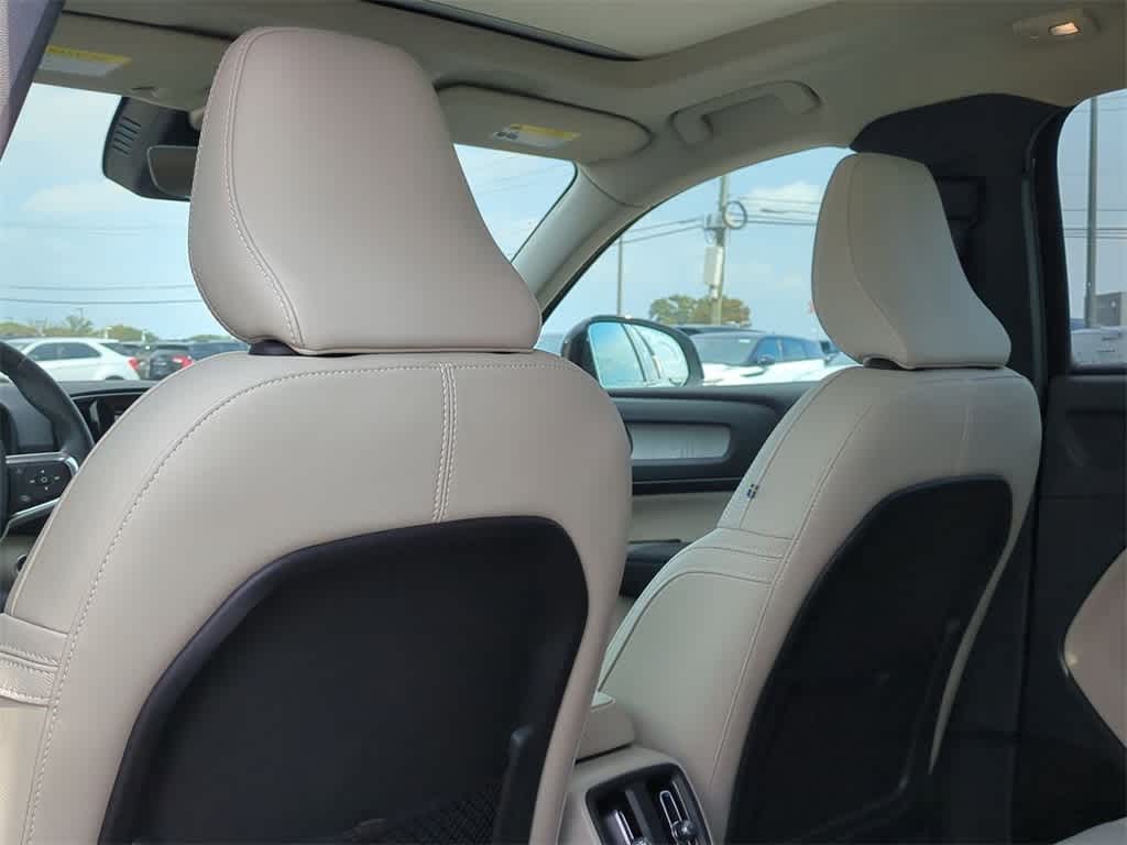 Thumbnail: 2025 Volvo XC40 - 17
