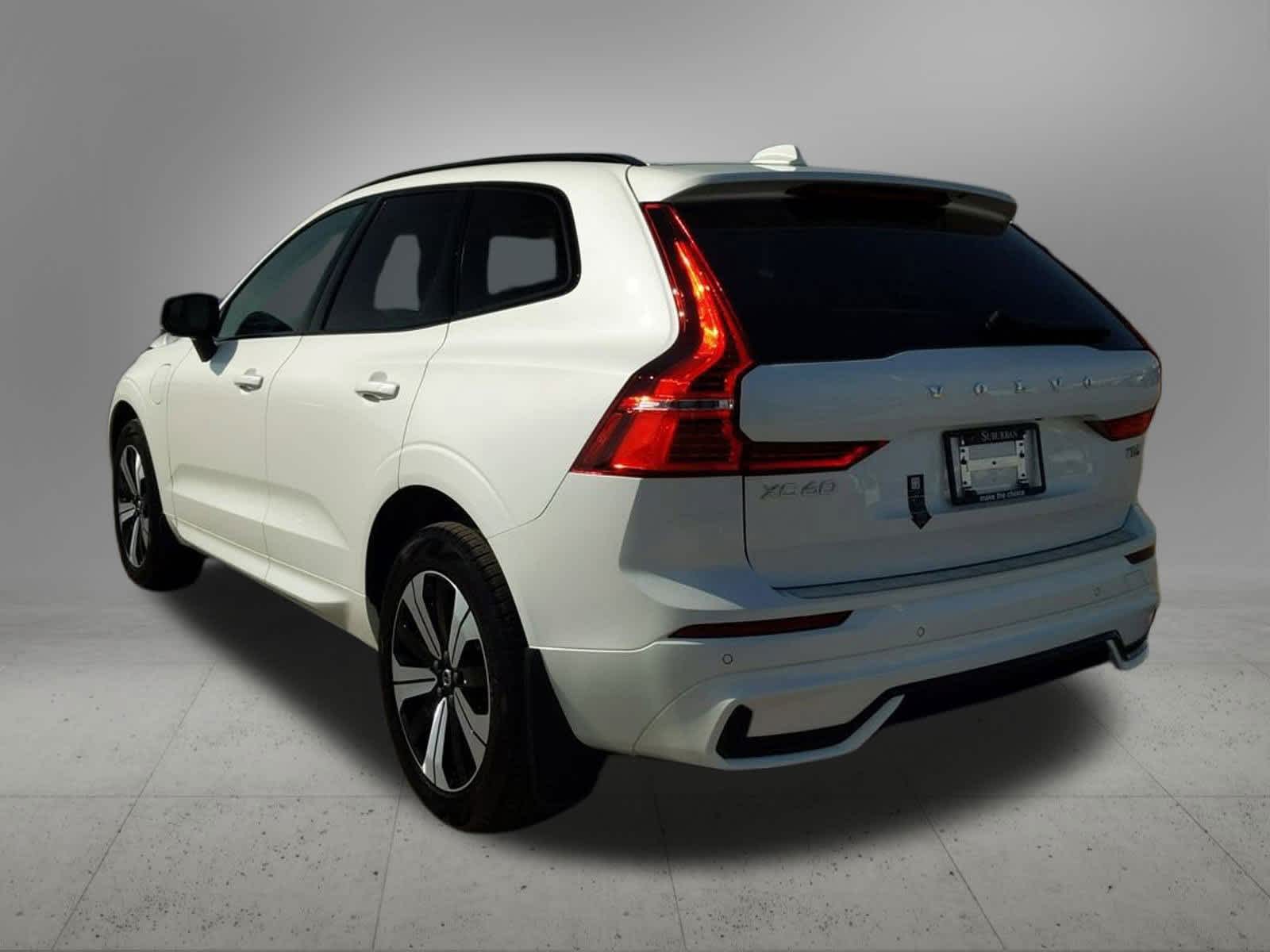 2025 Volvo XC60 Hybrid T8 Core photo 4