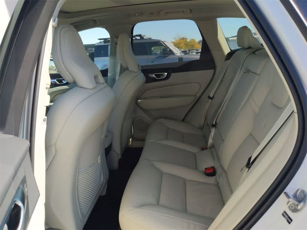 Thumbnail: 2025 Volvo XC60 - 17
