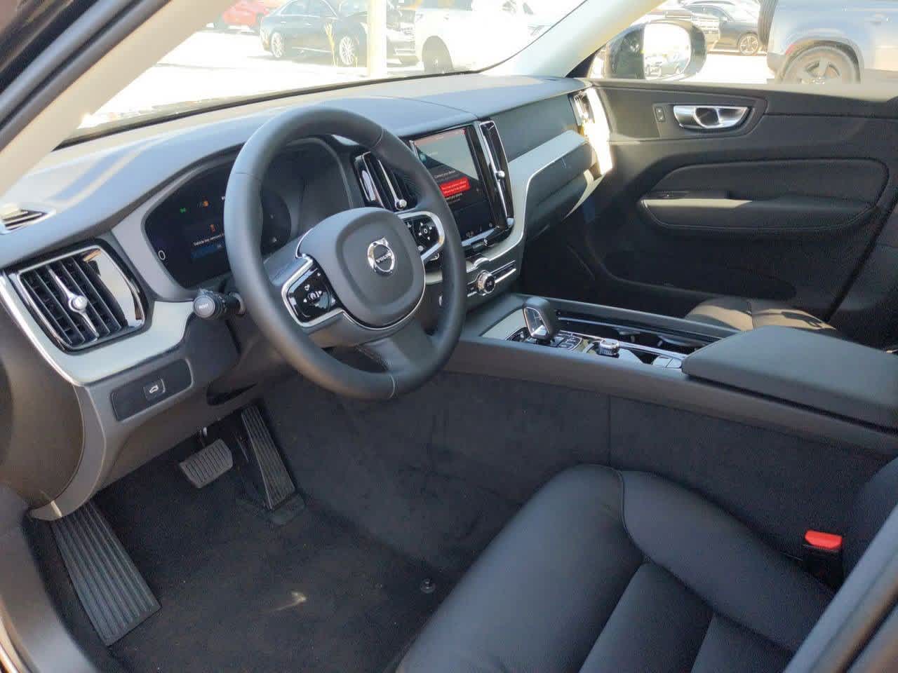 2025 Volvo XC60 Plus B5 photo 2