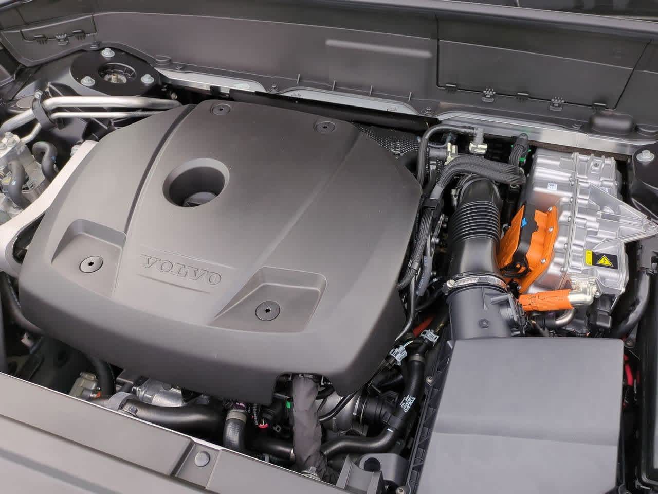 2025 Volvo XC90 T8 Plus 13