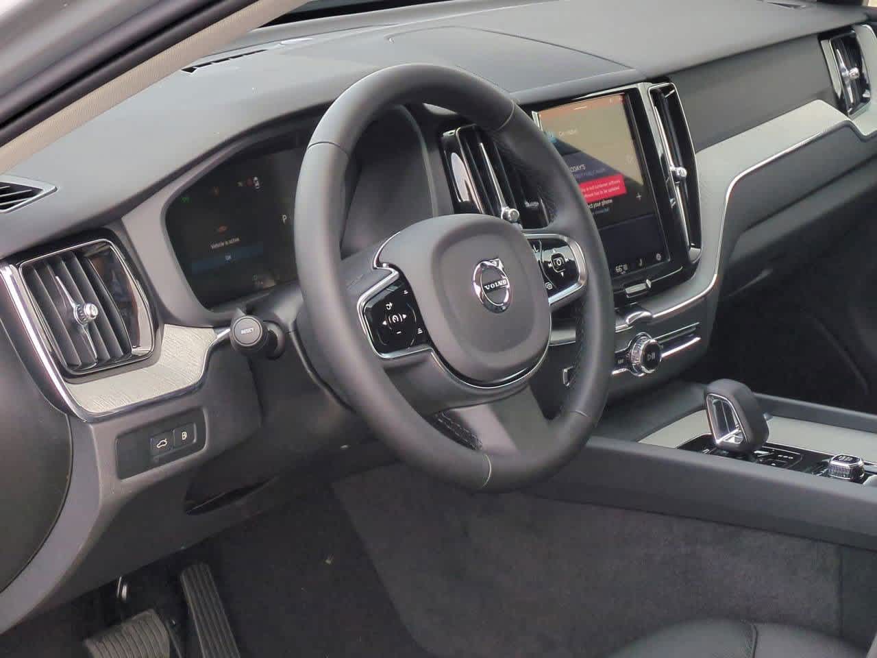 2025 Volvo XC60 Hybrid T8 Plus photo 2