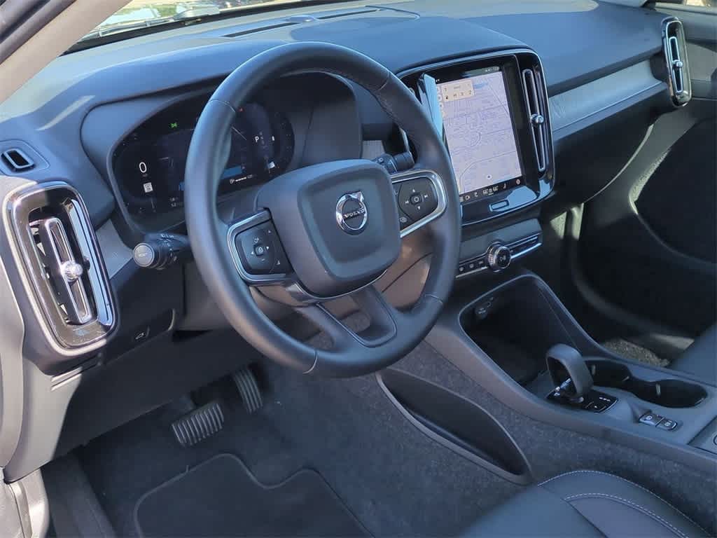 2025 Volvo XC40 Core photo 2