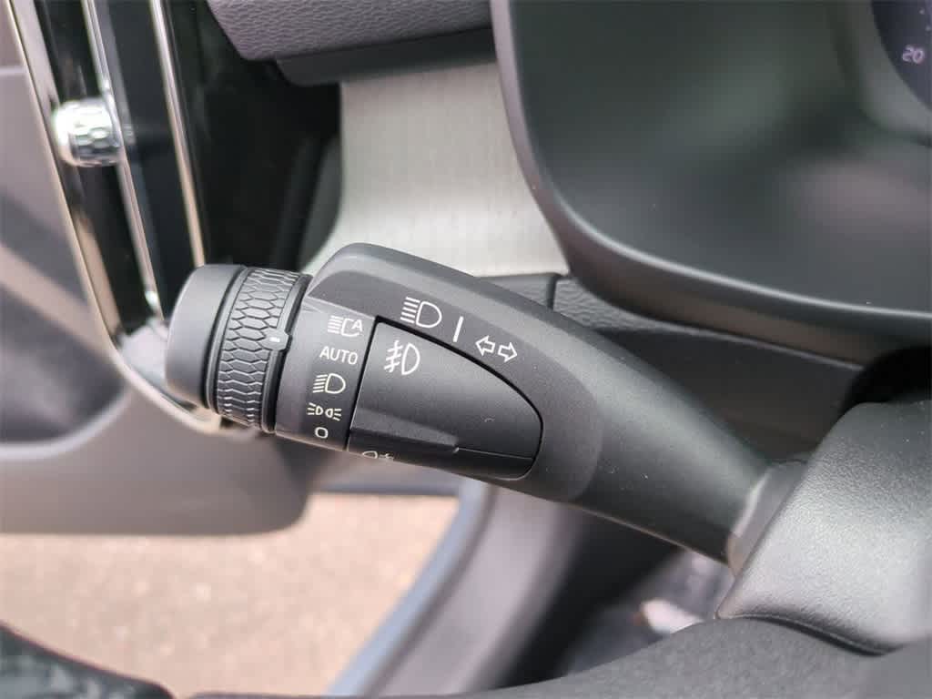 Thumbnail: 2023 Volvo XC40 - 18