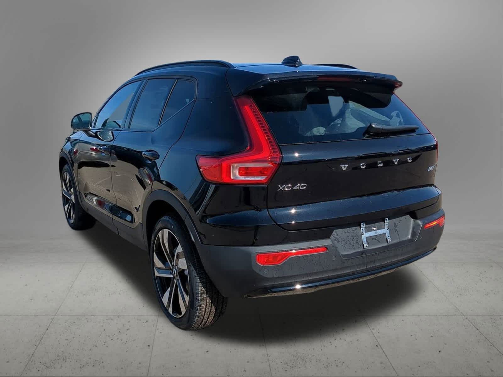 2025 Volvo XC40 Plus photo 4