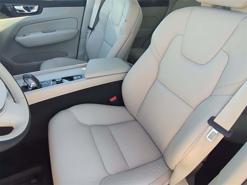 Thumbnail: 2025 Volvo XC60 - 14